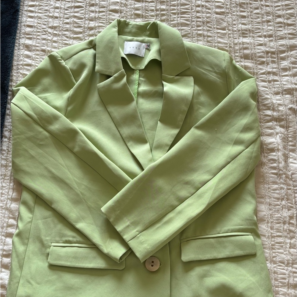 Lush Green Blazer with Notched Lapels and Structured Shoulders